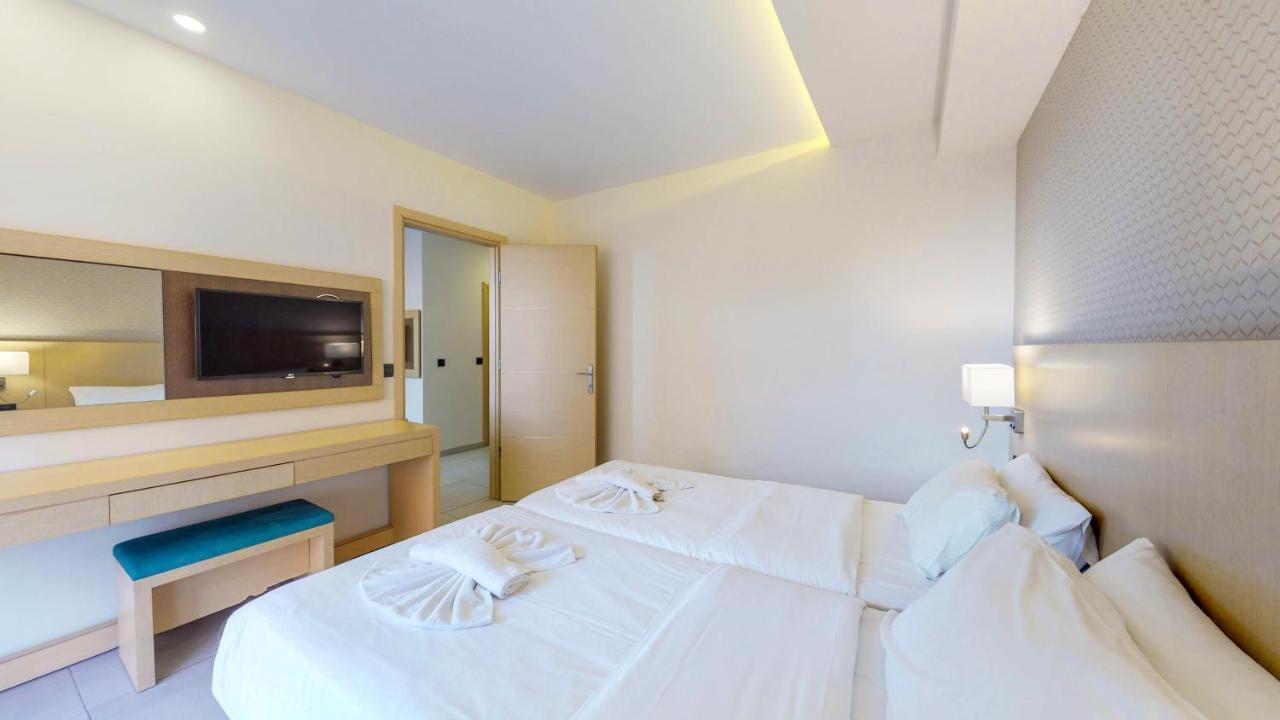 Superior One-Bedroom Apartment Pool View