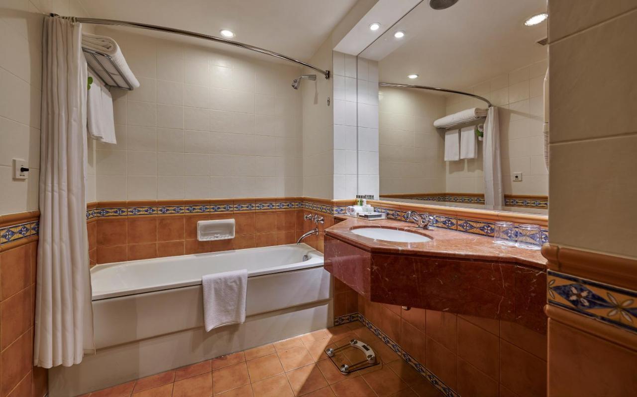 Deluxe Twin Room, complimentary shuttle to DXB Airport Terminal 1 & 3
