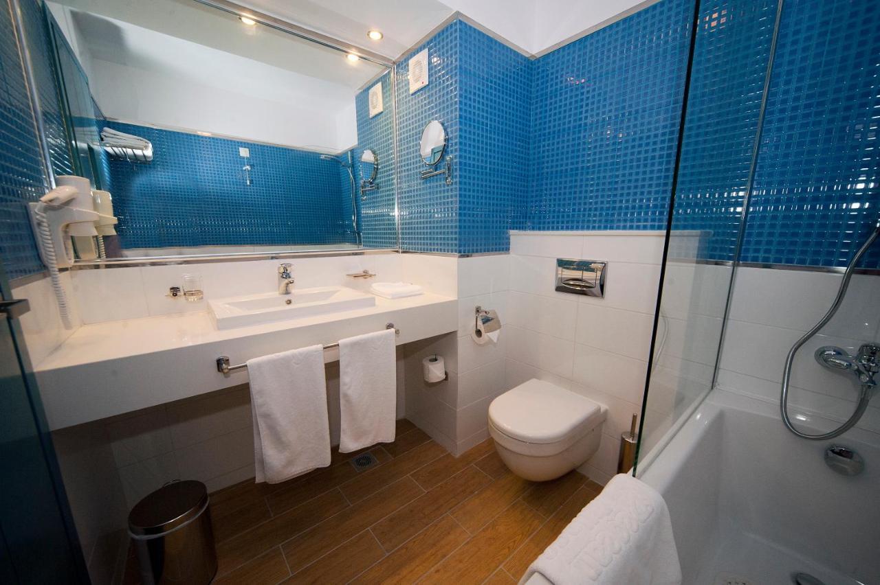 Single Room Bathroom