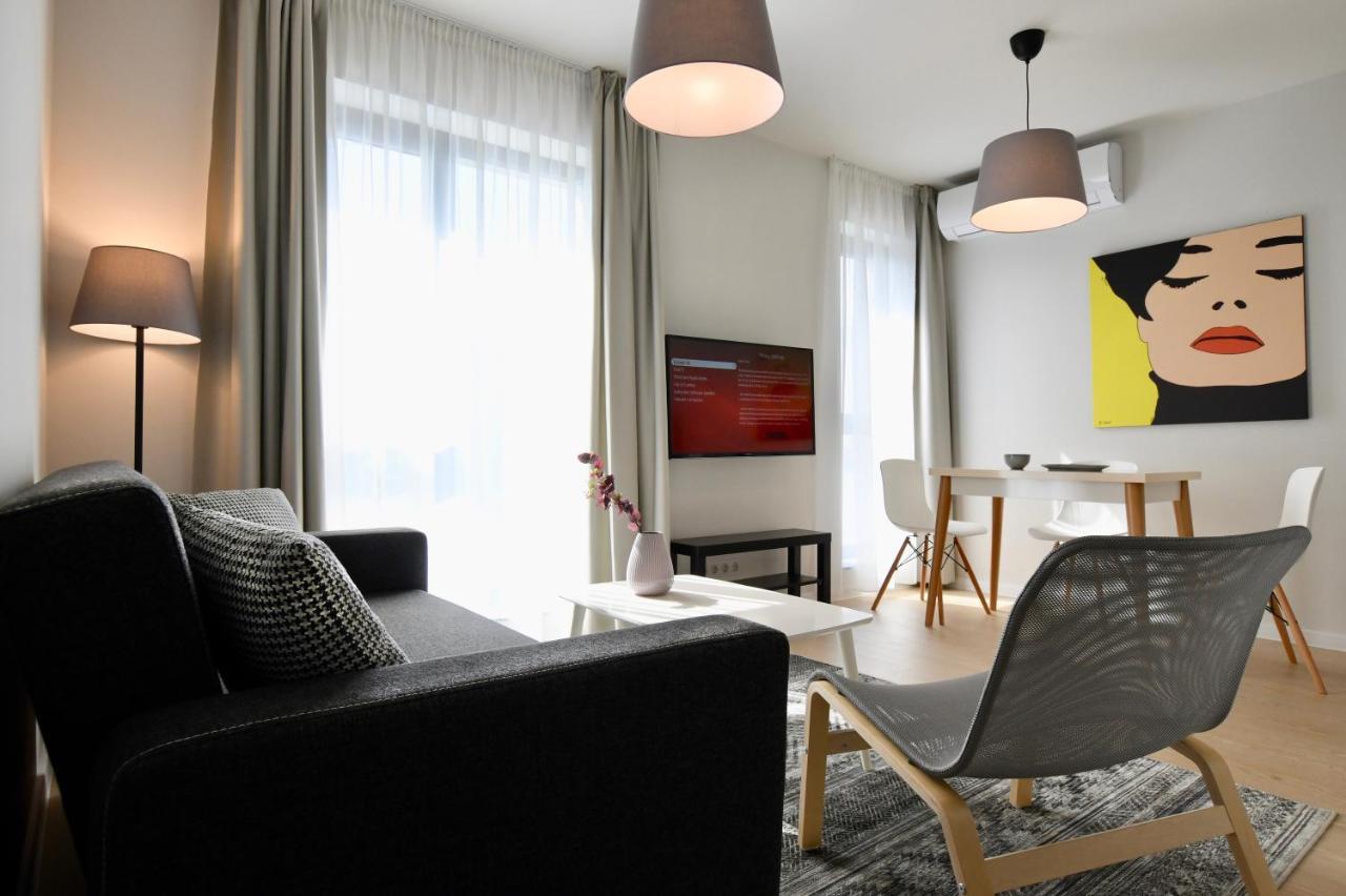 One-Bedroom Apartment Balcony City View