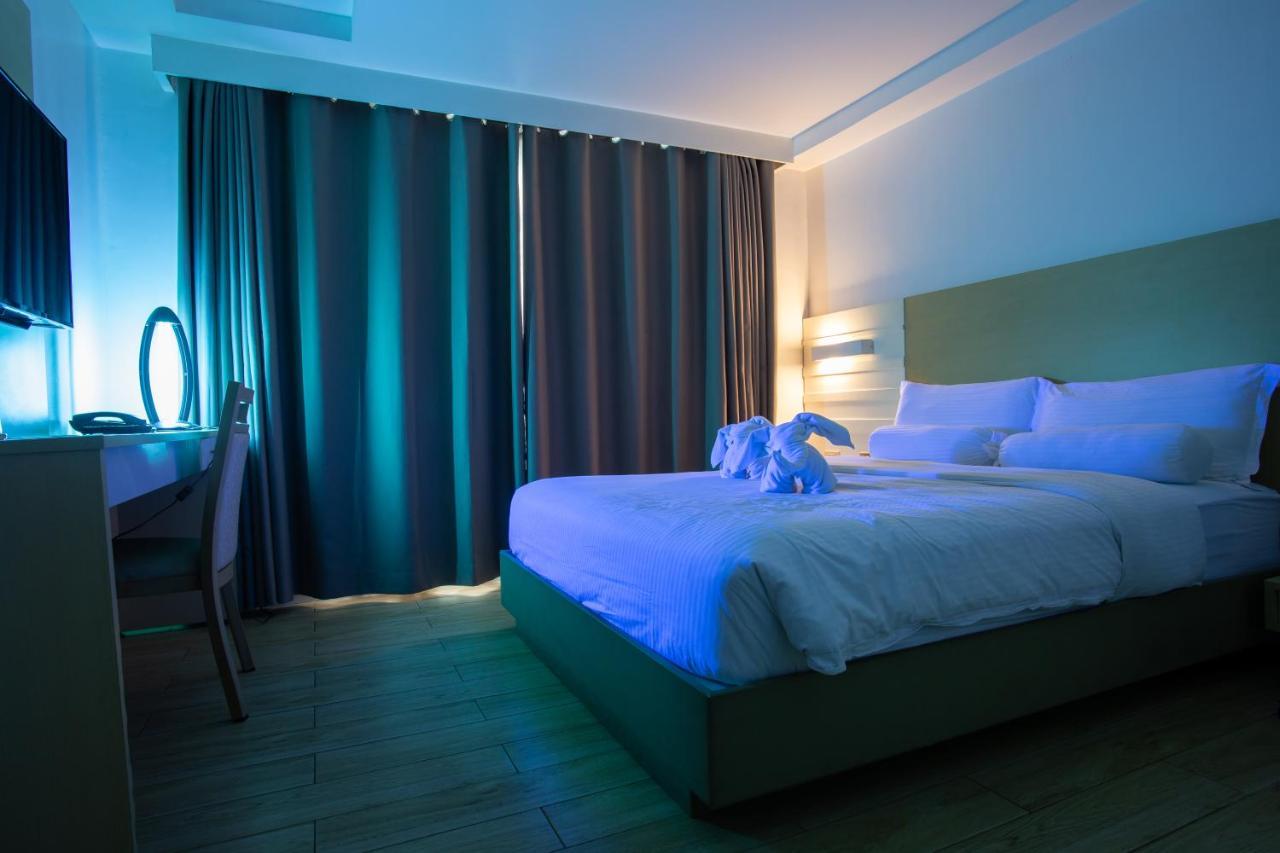 Deluxe Queen Room