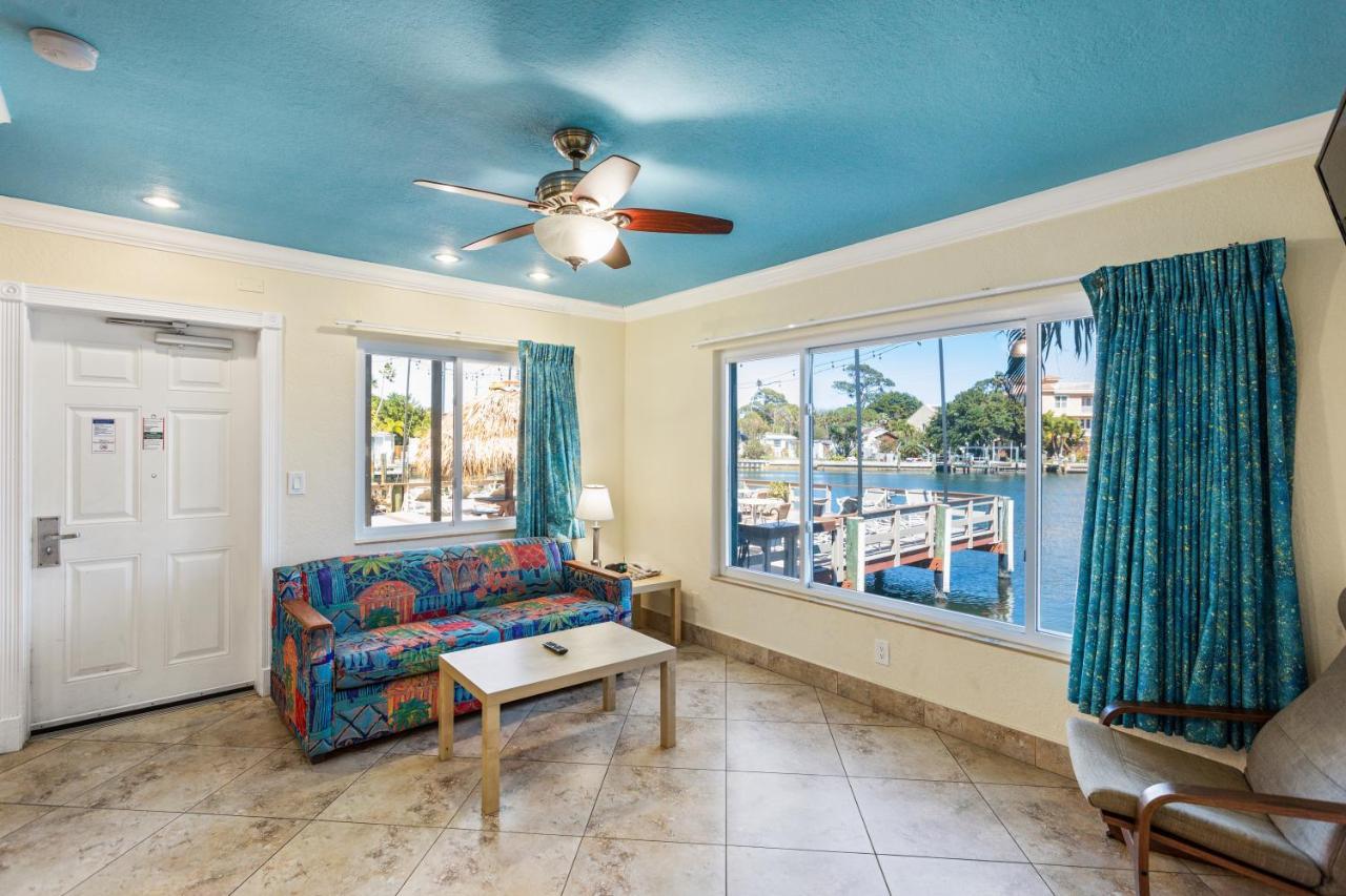 Deluxe One Bedroom Suite: 1 Queen Bed and 1 Sleeper Sofa,1589353627:JPEG