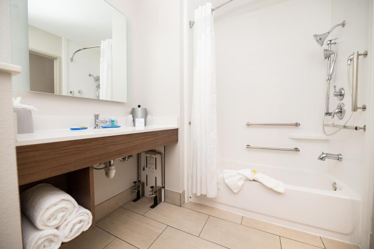King Suite Disability Access Bathtub Non Smoking