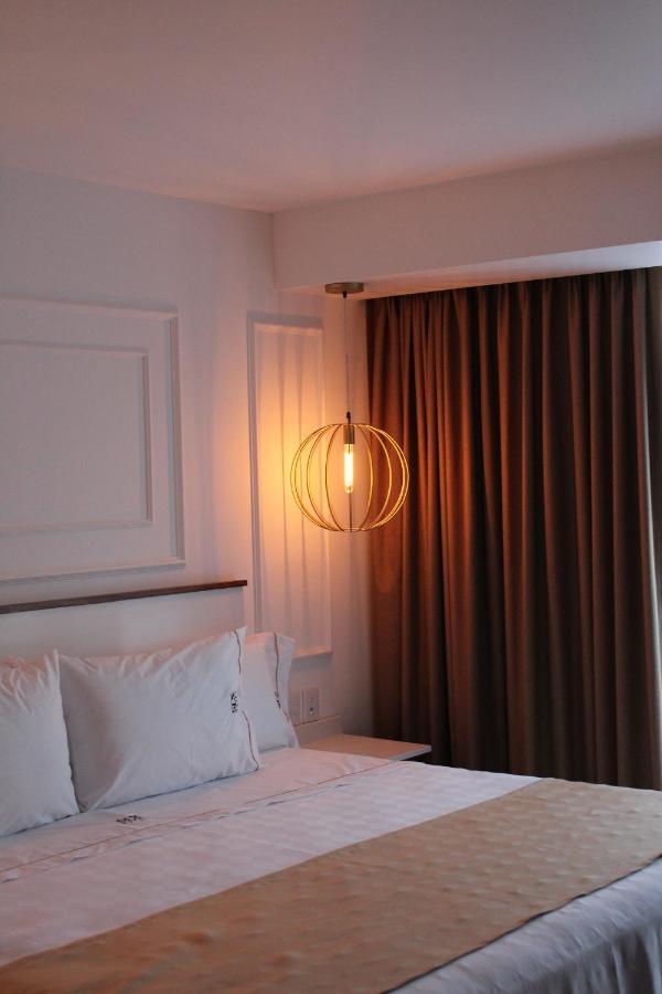 Habitación con cama extragrande.