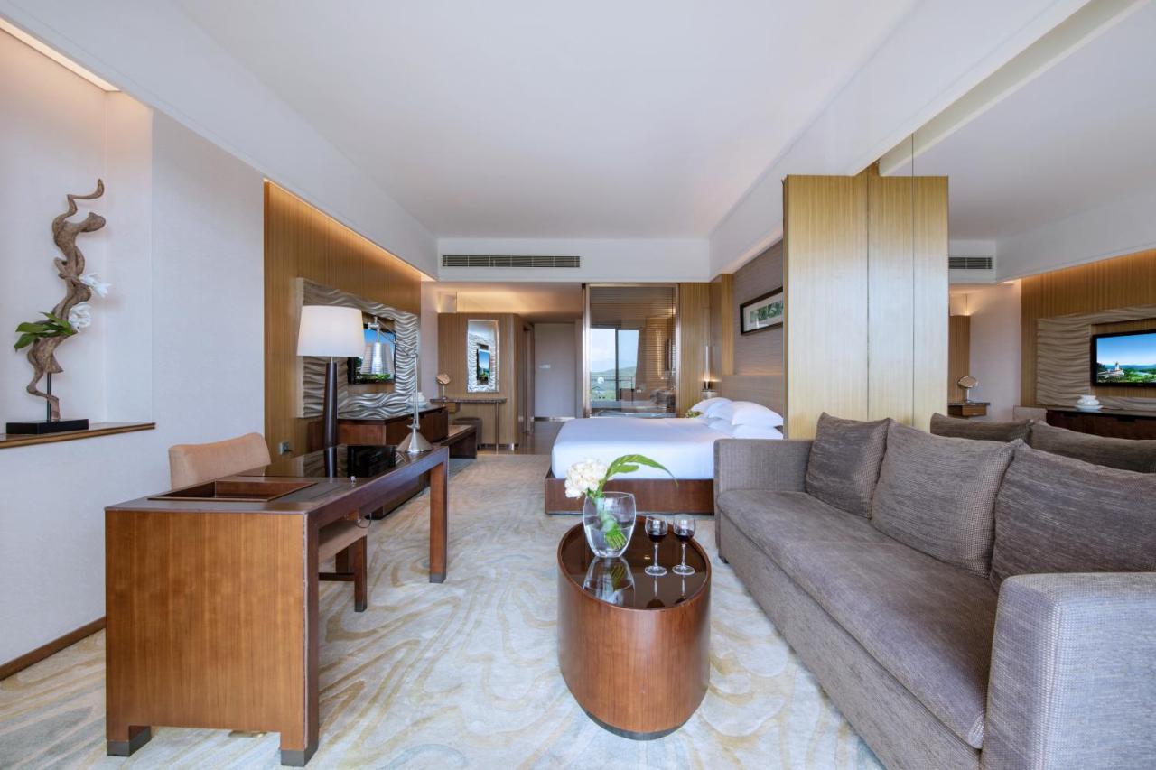 Grande Deluxe King Room Lake View