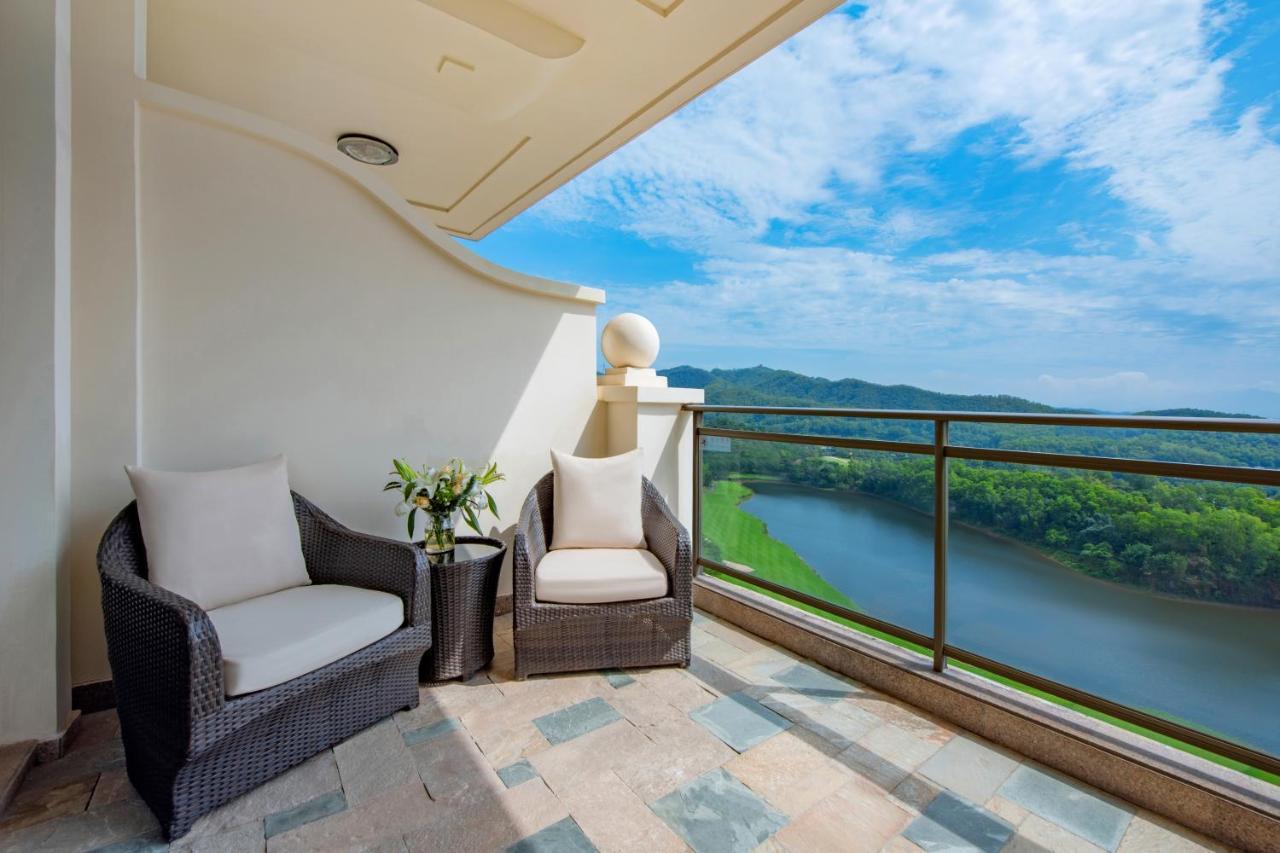 Grande Deluxe King Room Lake View