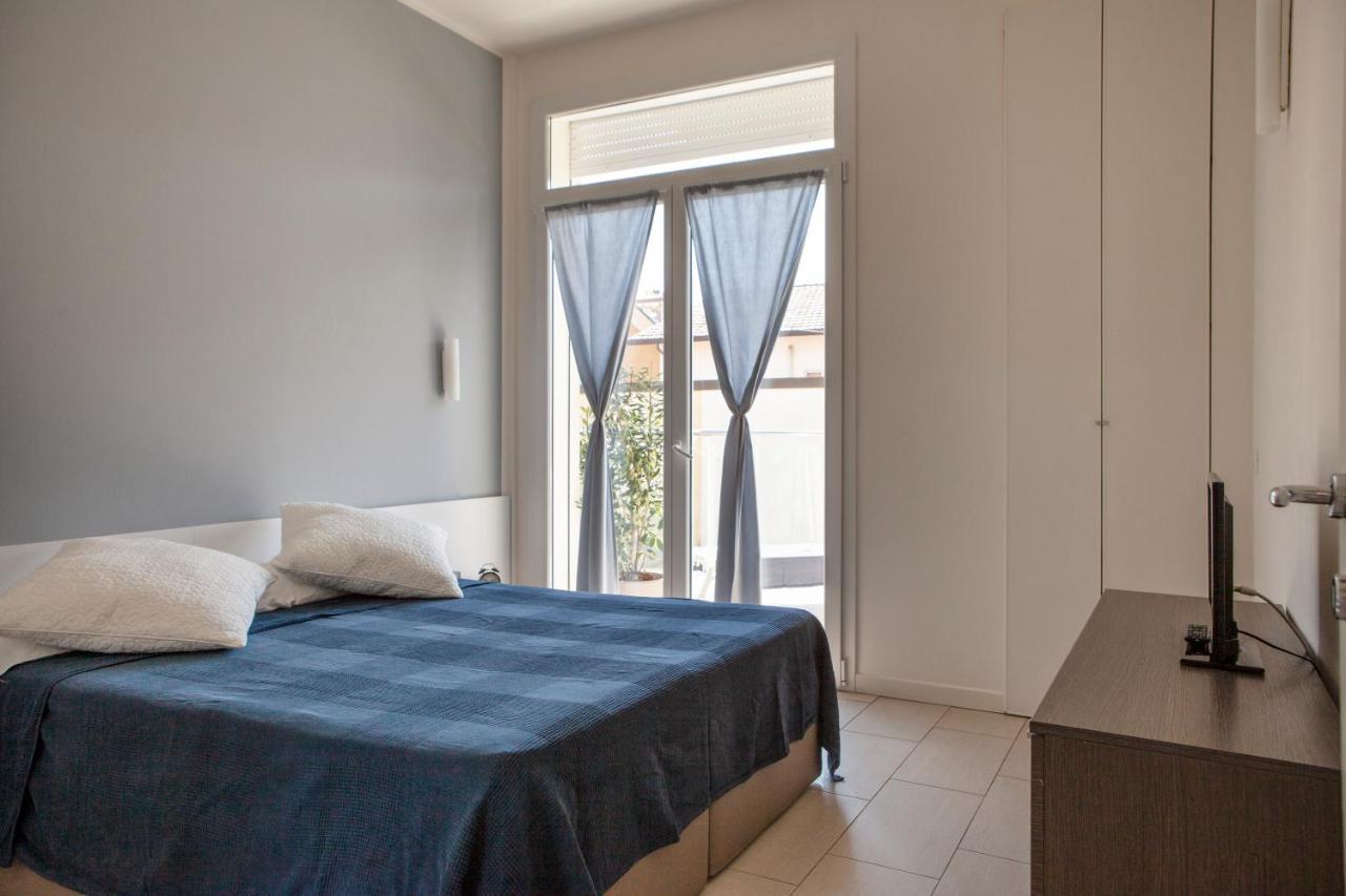 Deluxe One-Bedroom Apartment Balcony