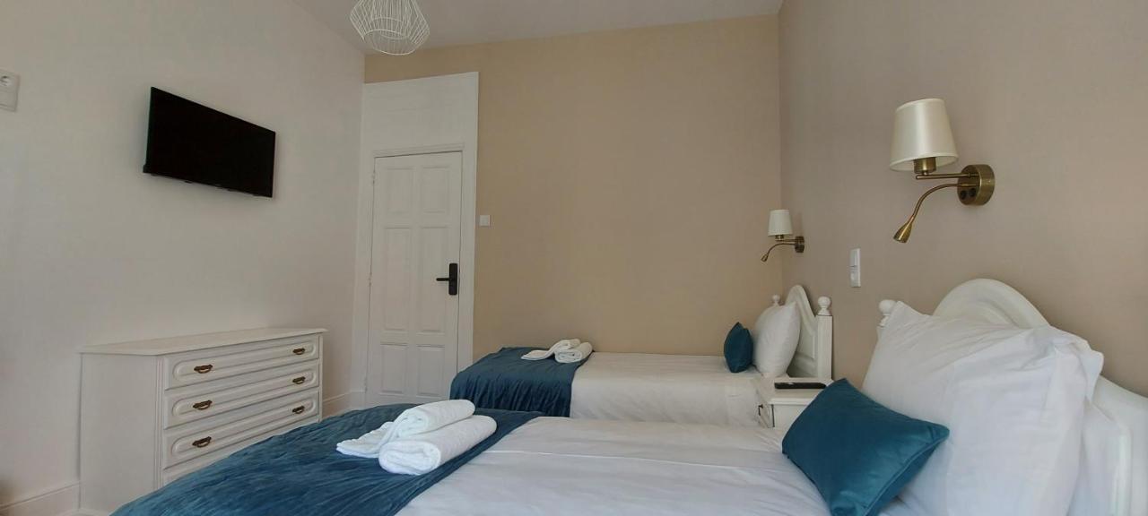 Chambre Lits Jumeaux avec Salle de Bains Commune