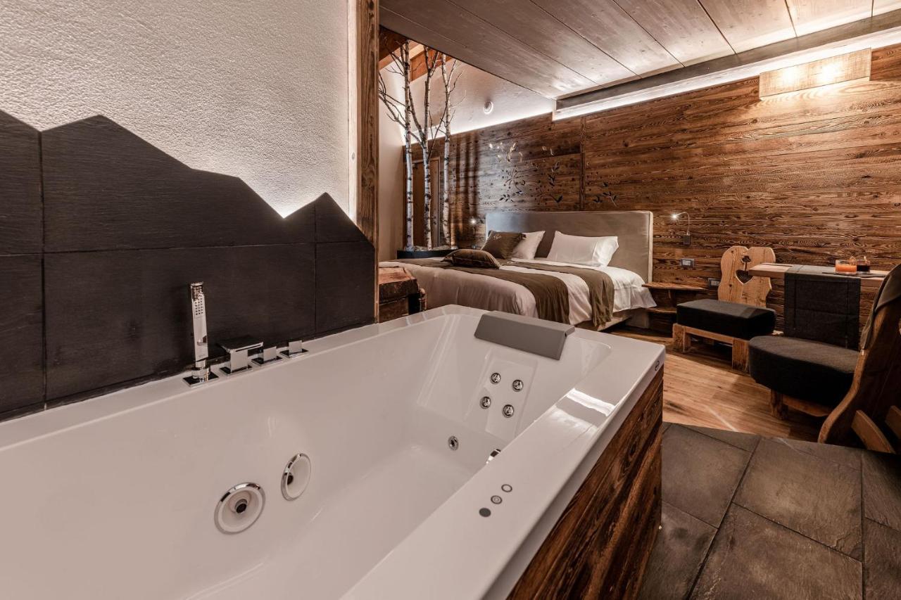Deluxe Suite Spa Bath