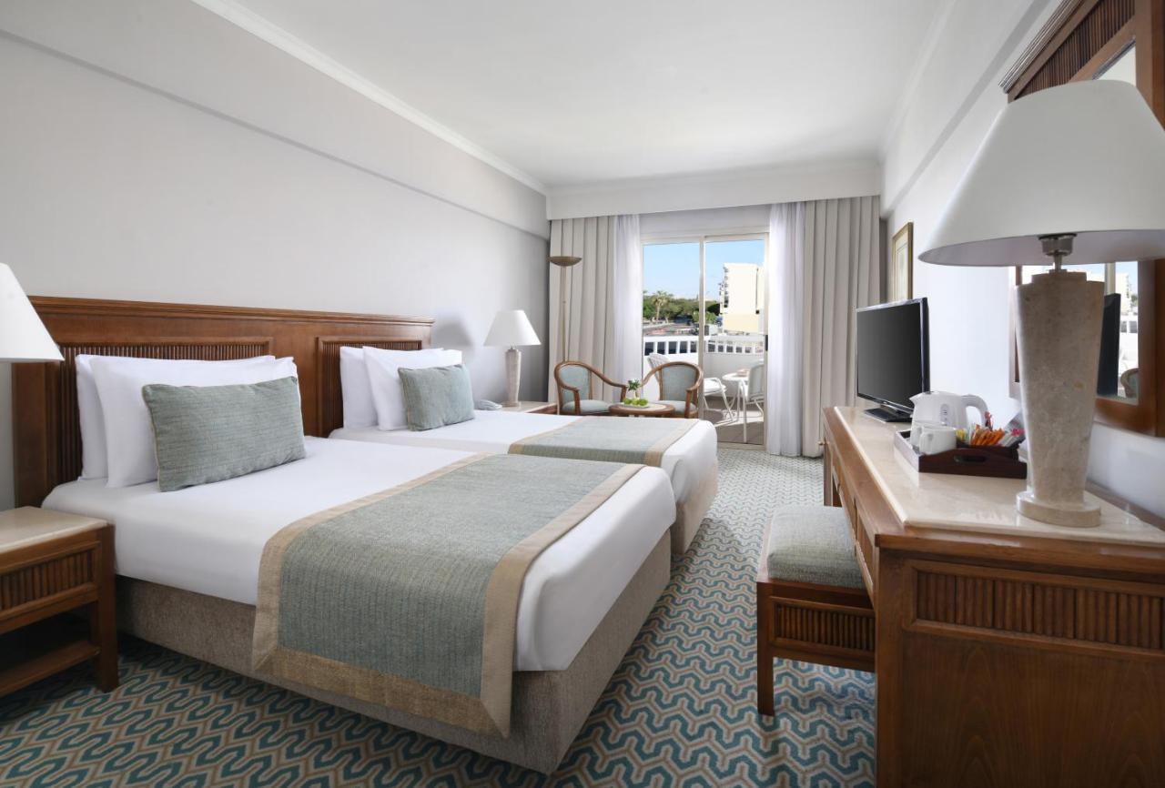 Superior Queen or Twin Bed City View
