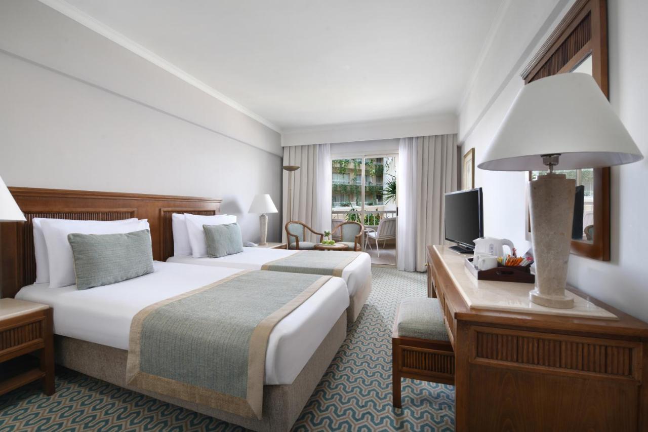 Standard Queen or Twin Bed Lobby View