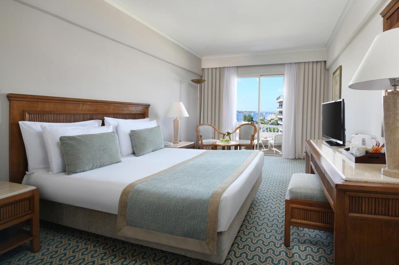 Standard Queen or Twin Bed Lobby View