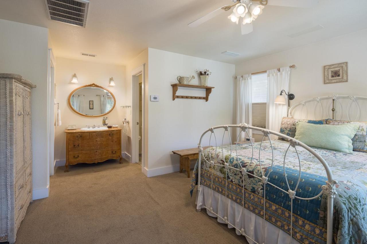 Queen Room Garden View