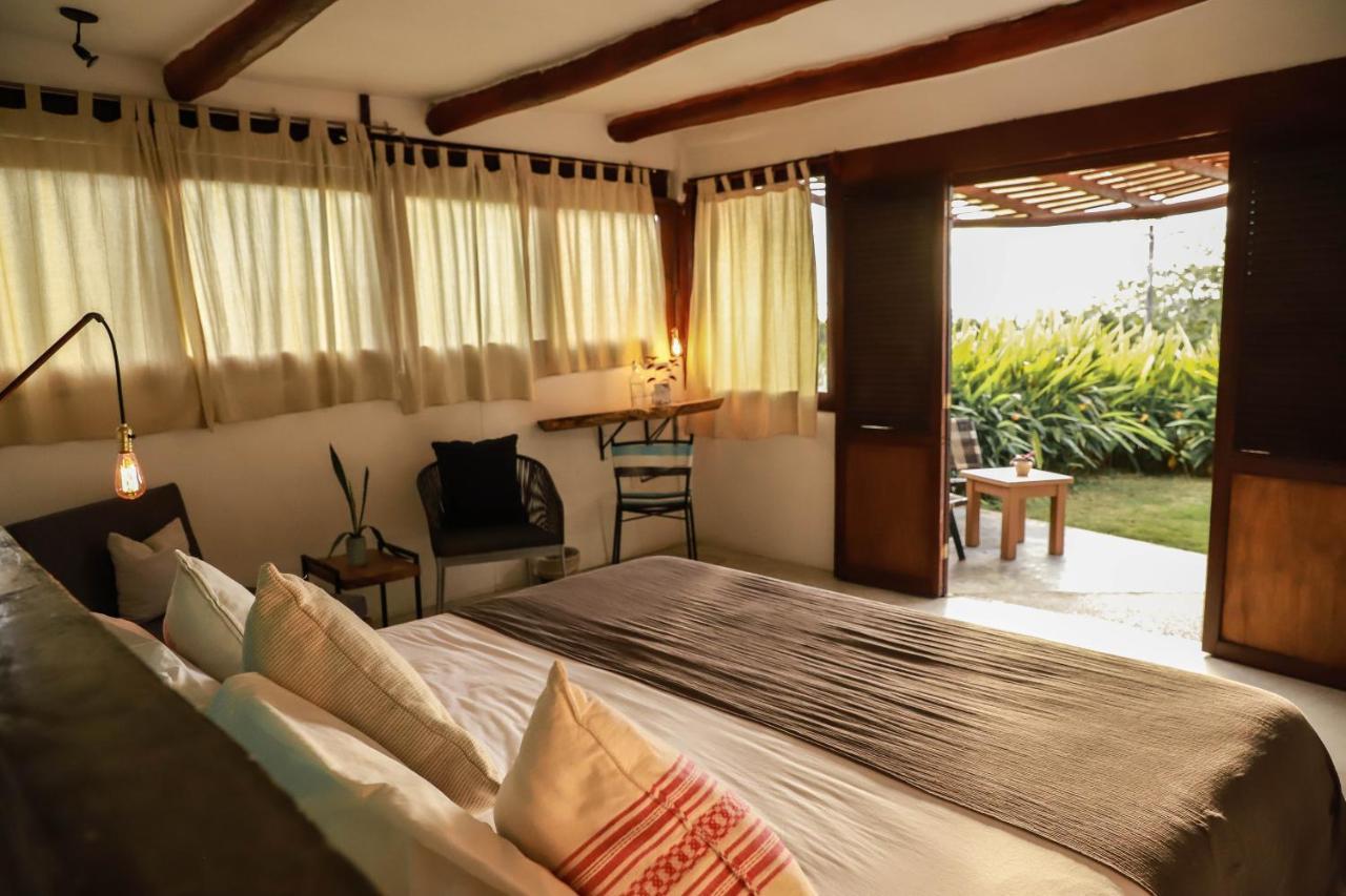 Habitación con cama extragrande y balcón