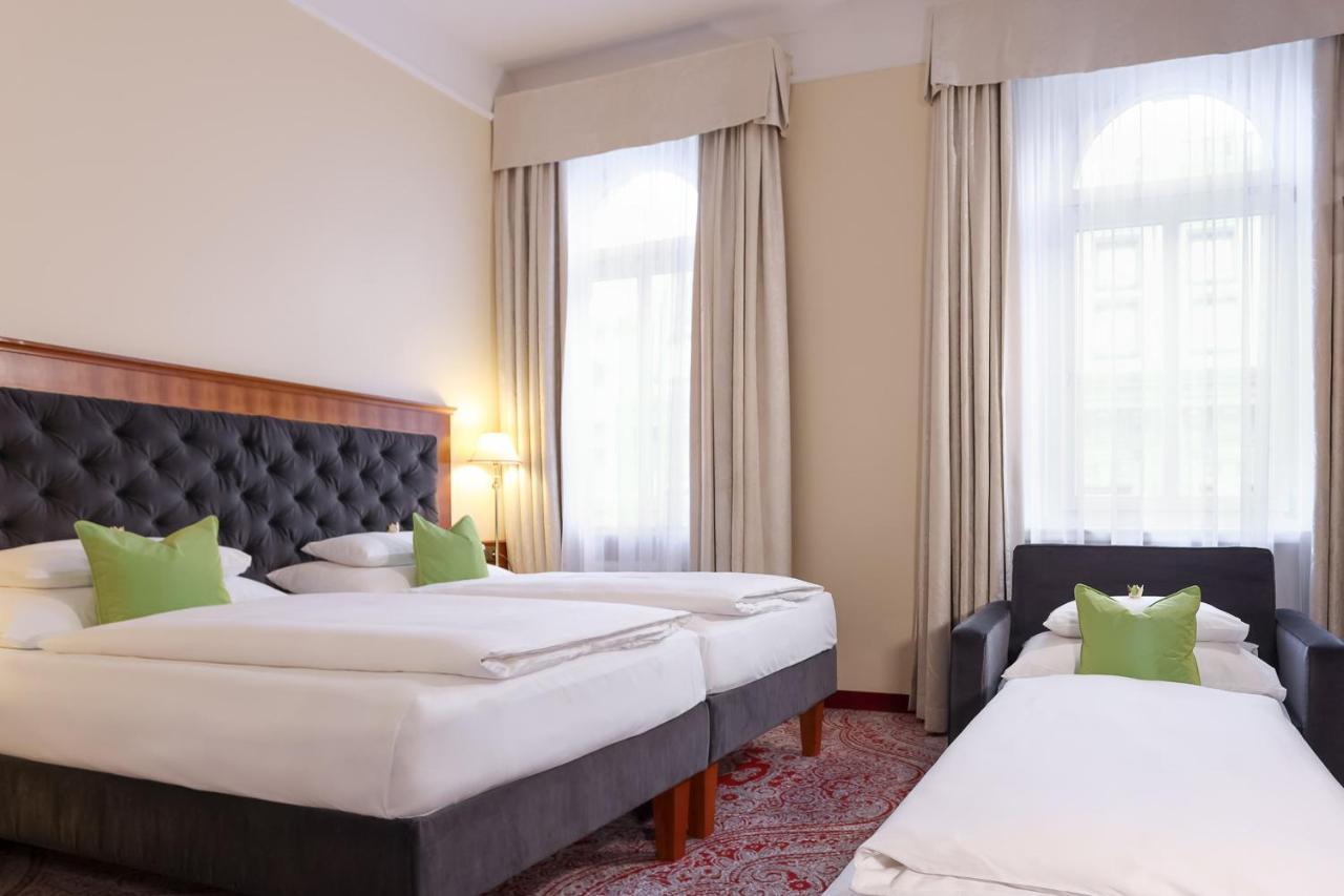Quarto Clássico com Cama de Casal ou 2 de Solteiro e Cama Extra