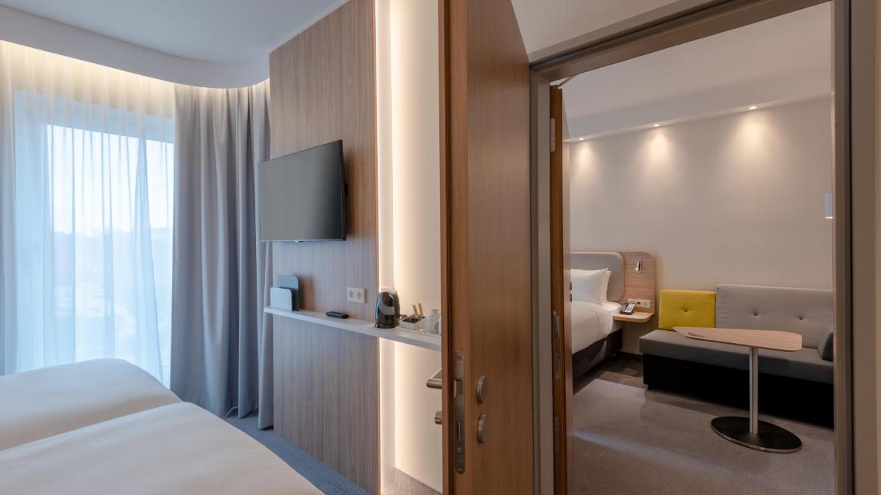 Standard Queen Room Accessible