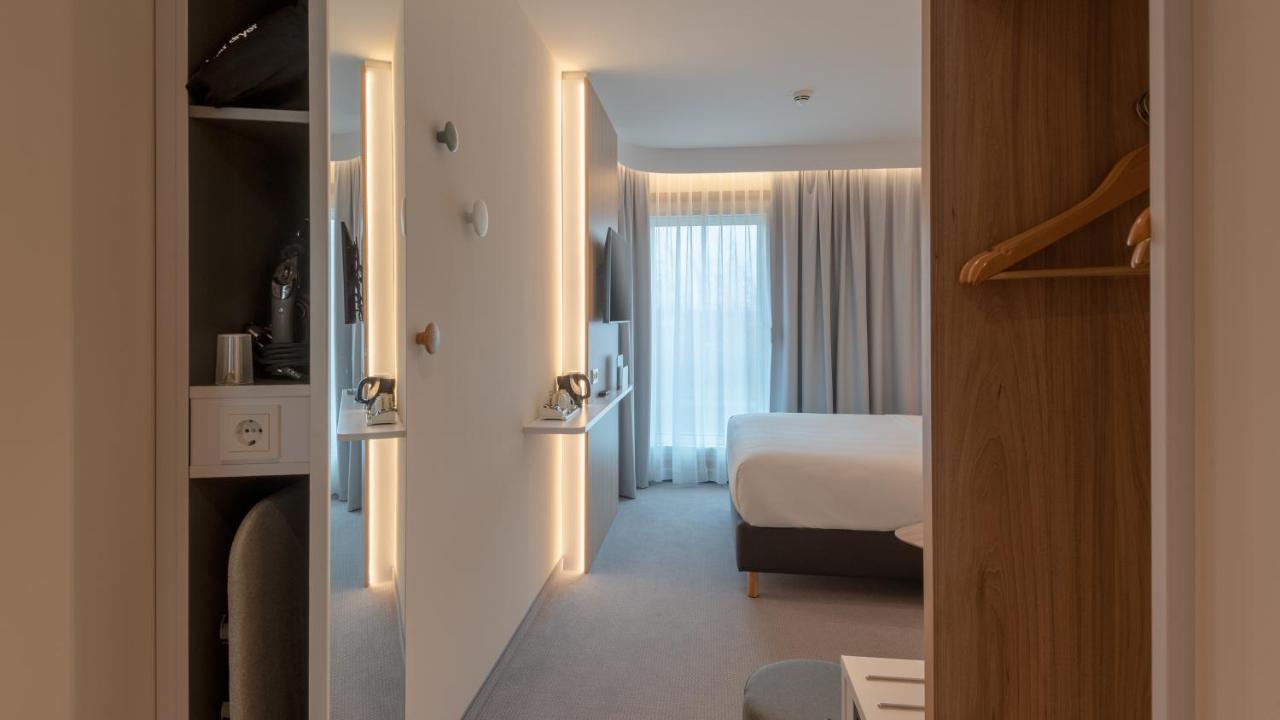 Standard Queen Room