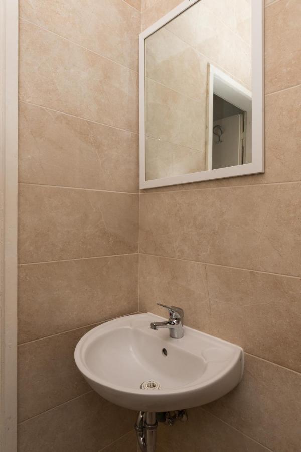 Habitación Individual Económica con baño compartido