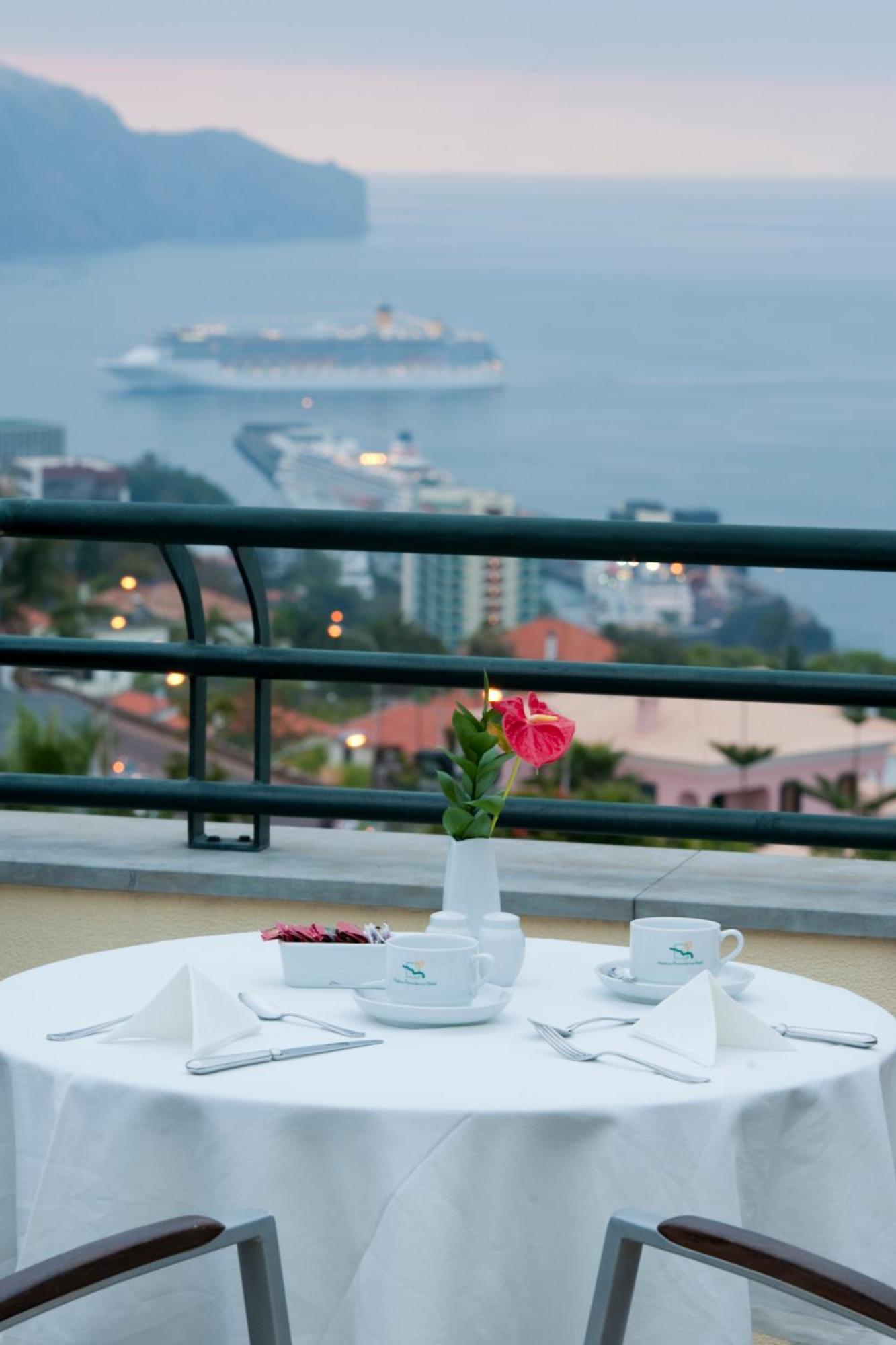 Double or Twin Room Sea View