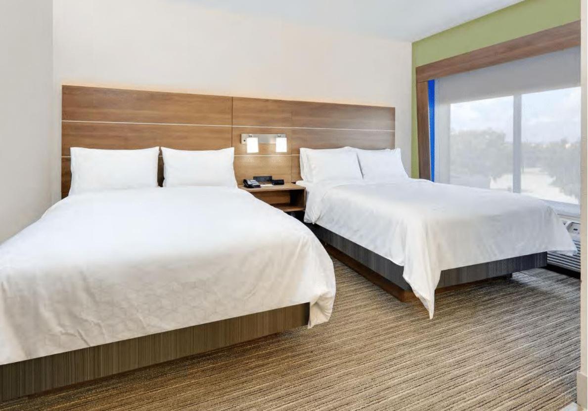 Queen Suite Two Queen Beds