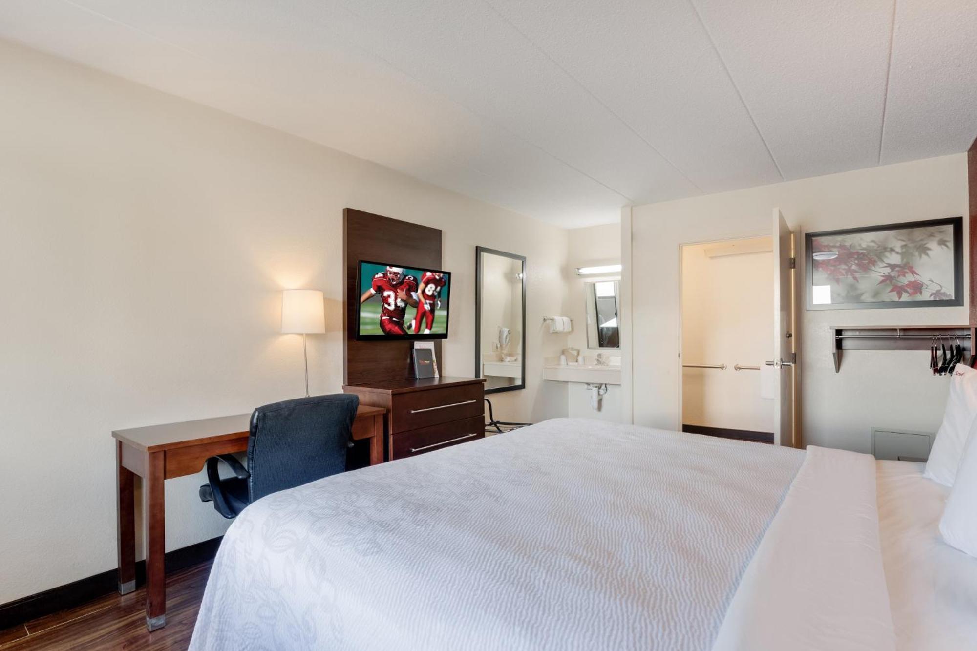 King Room with Mobility Access and Bathtub with Grab Bars, Non-Smoking