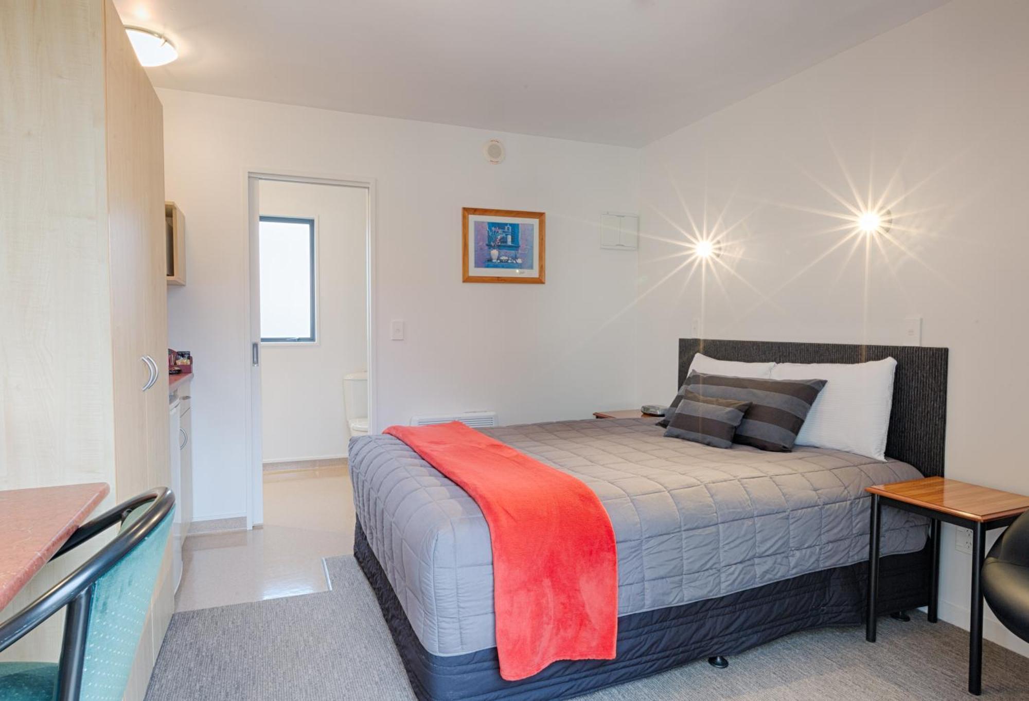 Superior Queen Studio Spa Bath