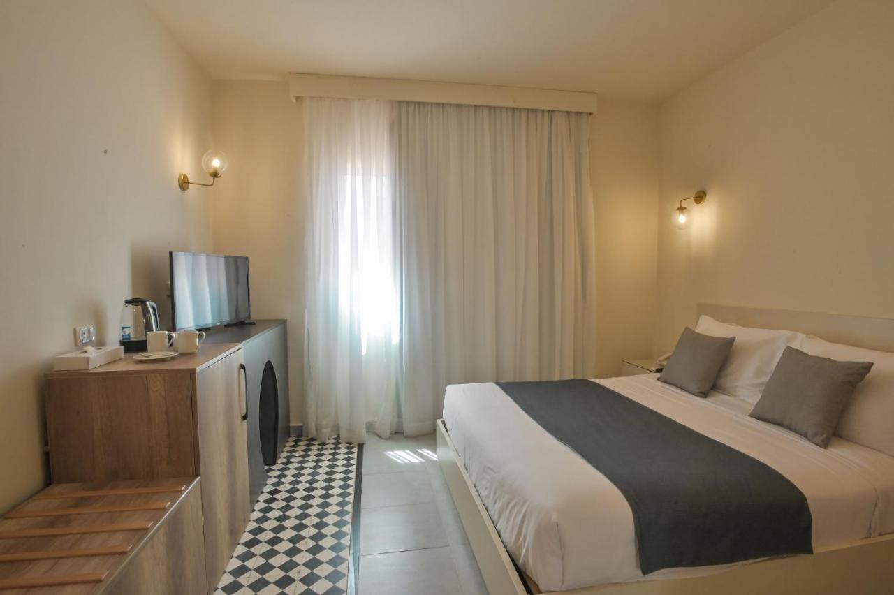 Standard Queen Room