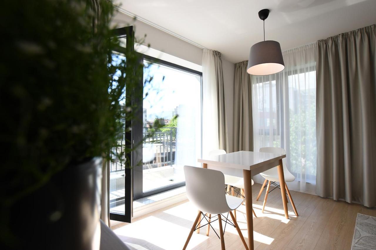 One-Bedroom Apartment Balcony City View