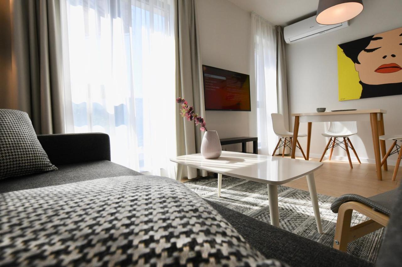 One-Bedroom Apartment Balcony City View