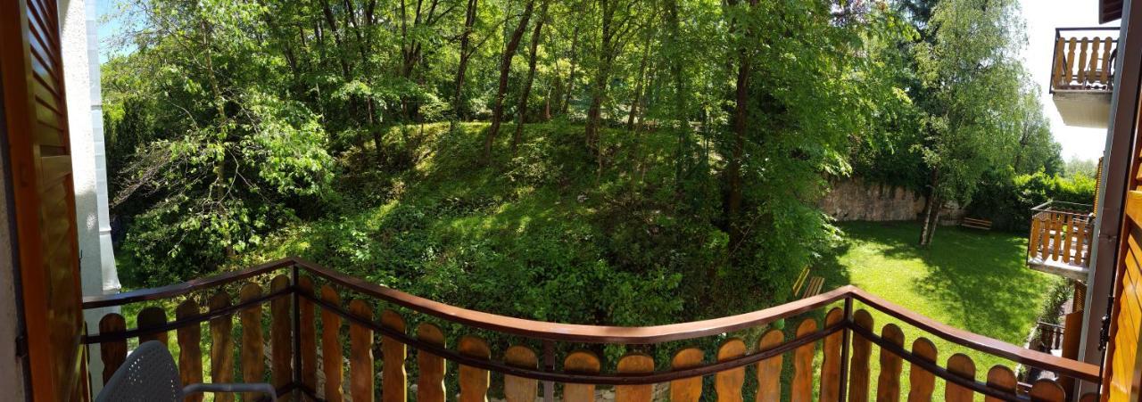 Doppel-/Zweibettzimmer mit Gartenblick