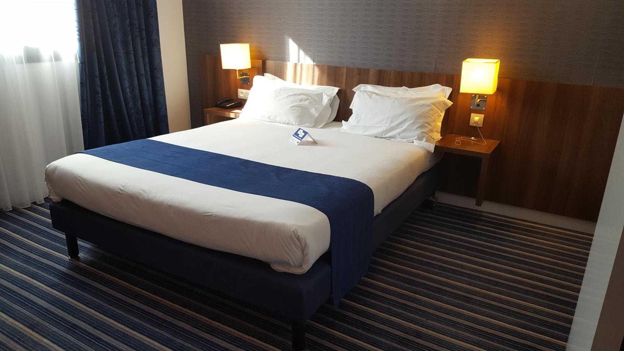 Standard Queen Room Accessible