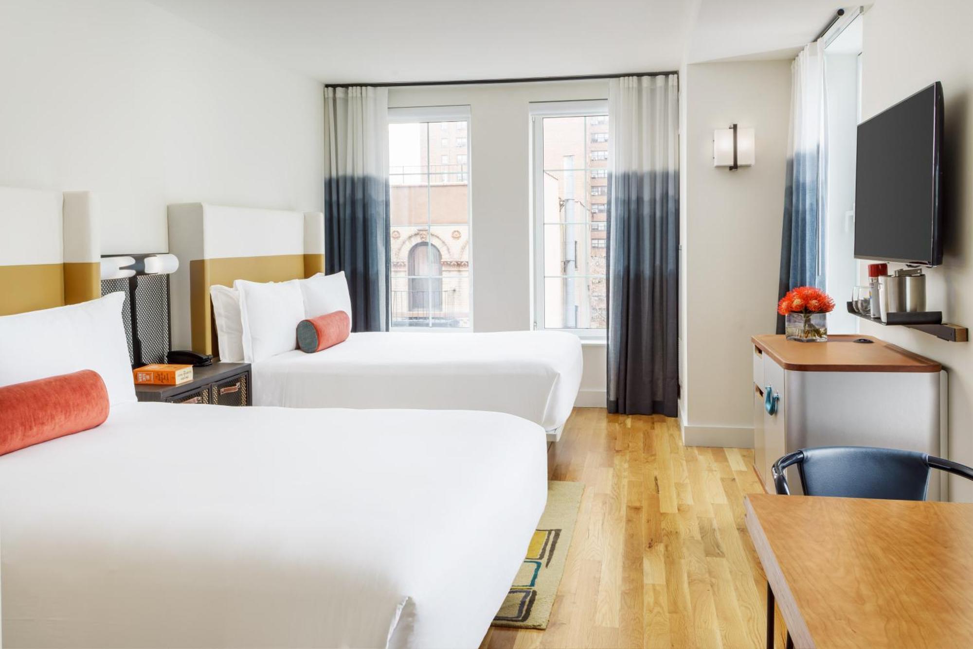 Standaard Kamer met 2 Queensize Bedden en Uitzicht op de Stad