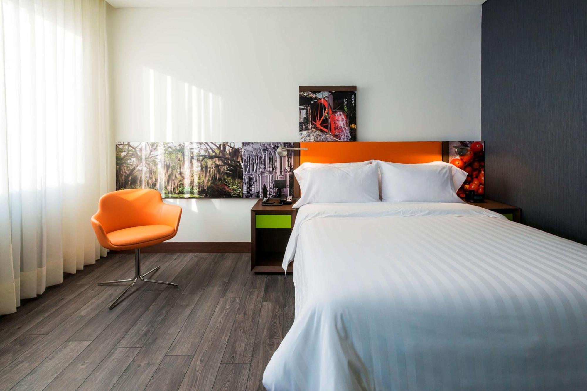 Habitación con cama grande