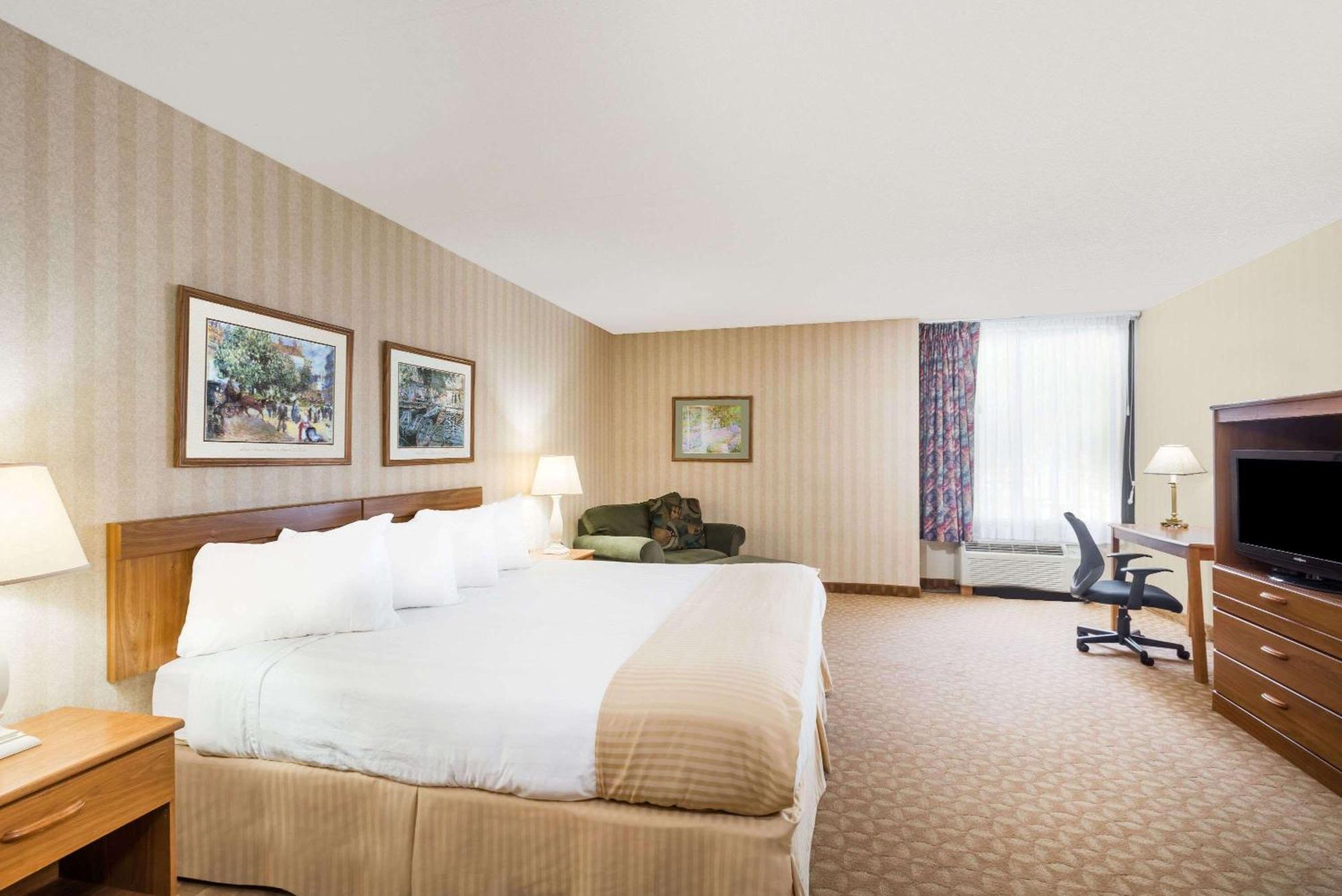 1 King Bed Studio Suite Non-Smoking