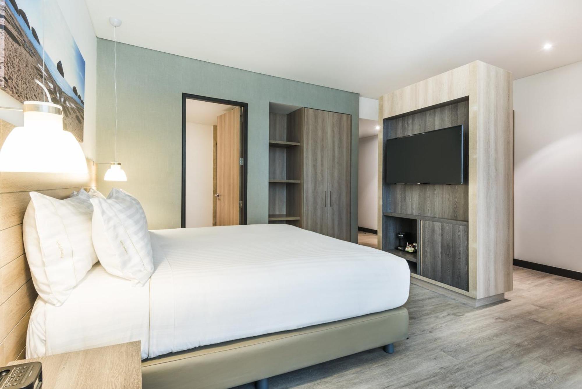Standard King Room Accessible