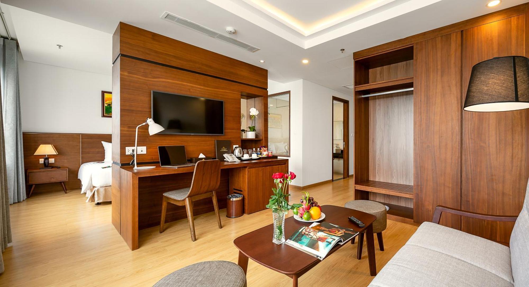 Senior Suite River View Bathtub