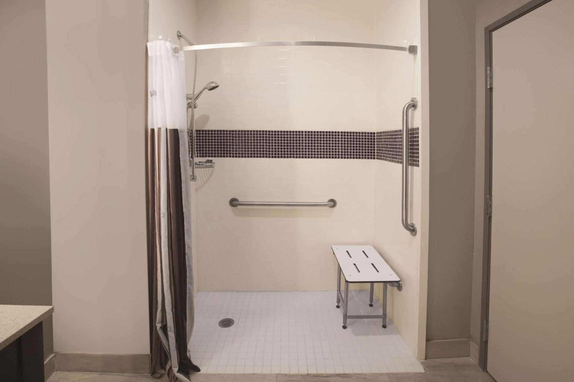 Queen Room with Two Queen Beds and Bath Tub - Mobility/Hearing Accessible - Non-Smoking,1285269088:JPEG