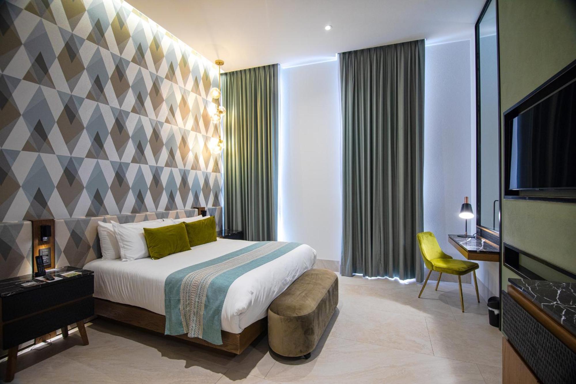Deluxe King Suite