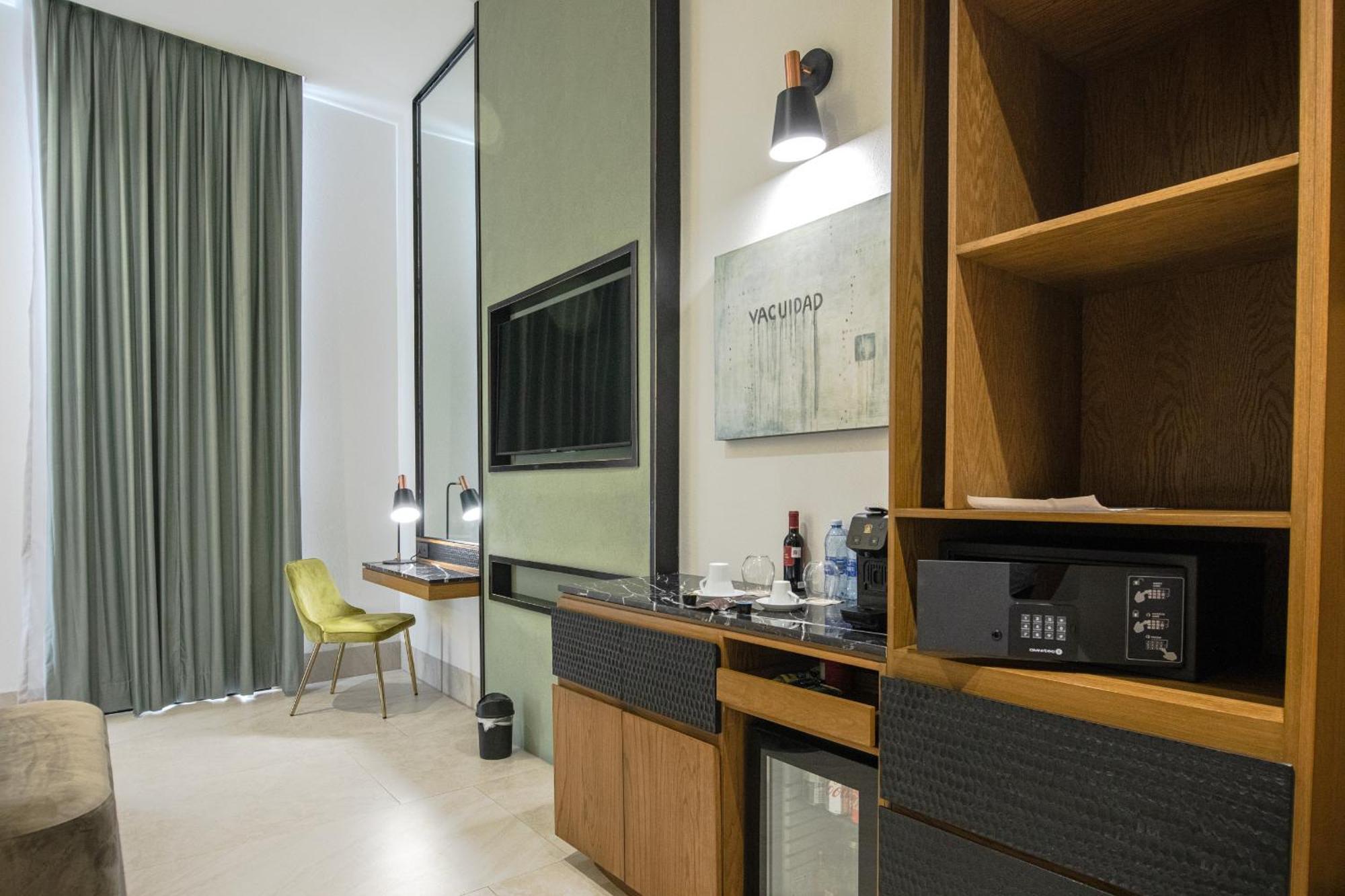 Deluxe King Suite