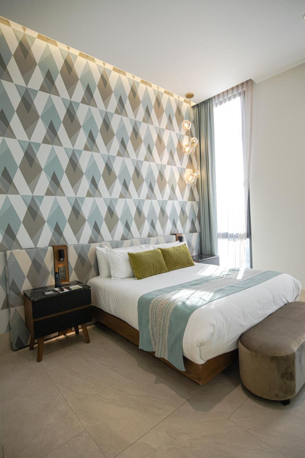 Deluxe King Suite