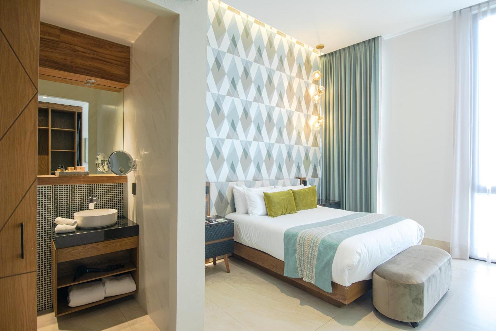 Deluxe King Suite