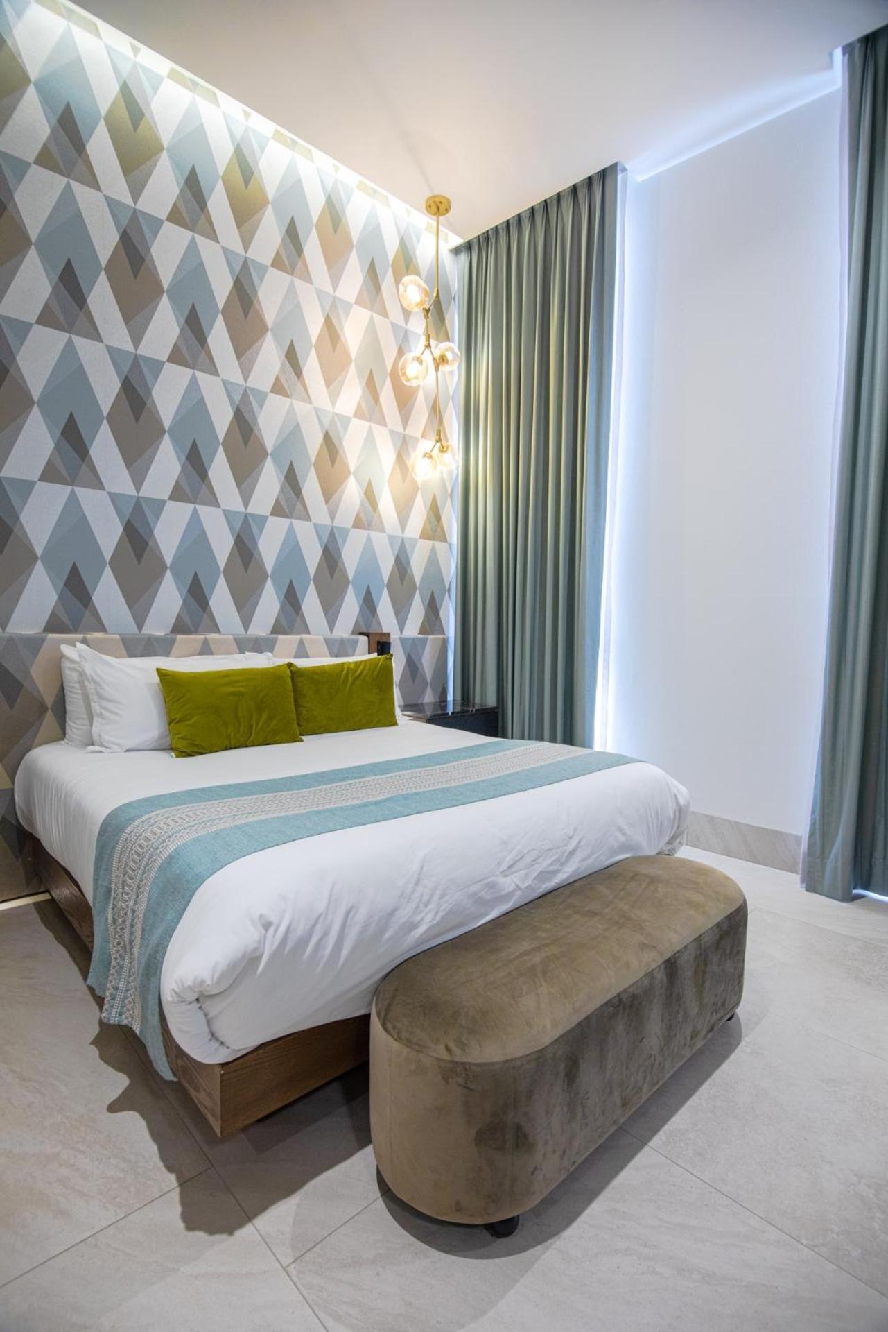 Deluxe King Suite