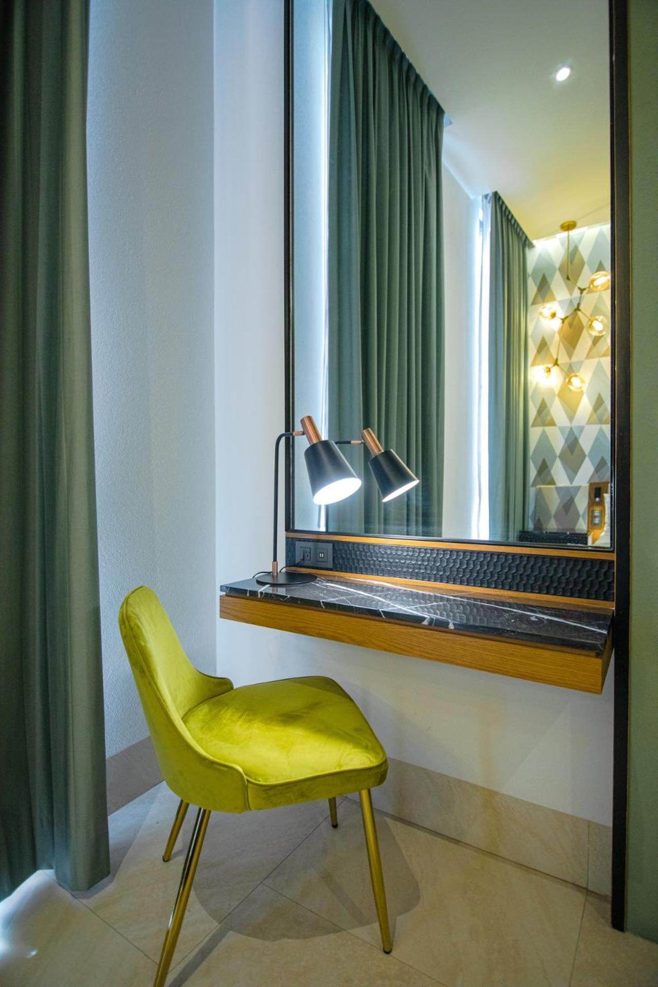 Deluxe King Suite
