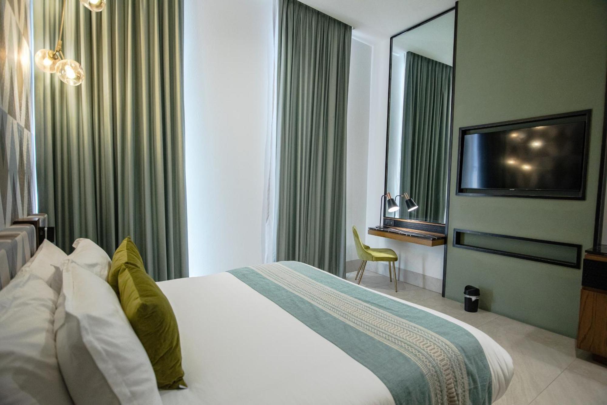 Deluxe King Suite