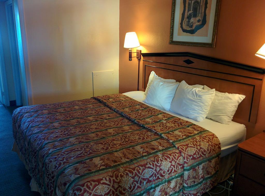 Efficiency Queen Room with Oceanfront - Non-Smoking
