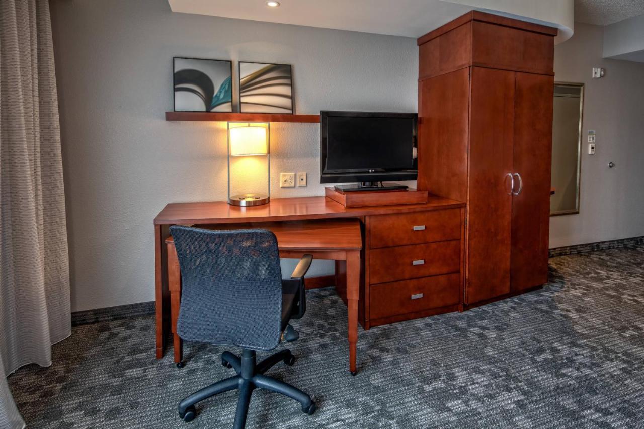King Room with Bathtub - Mobility Access/Hearing Accessible