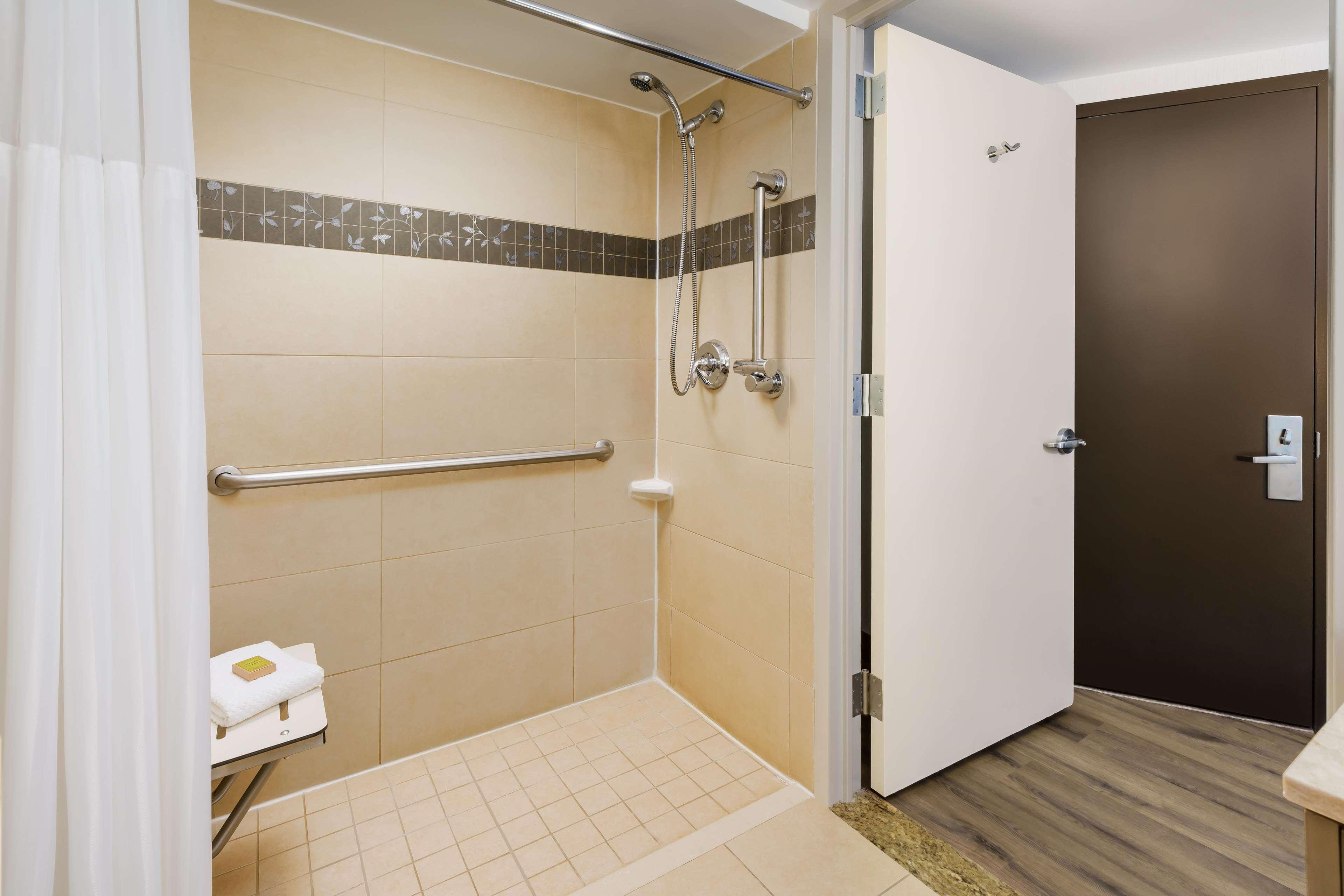 Queen Room with Roll-In Shower - Mobility Access/Non-Smoking,1548314518:JPEG