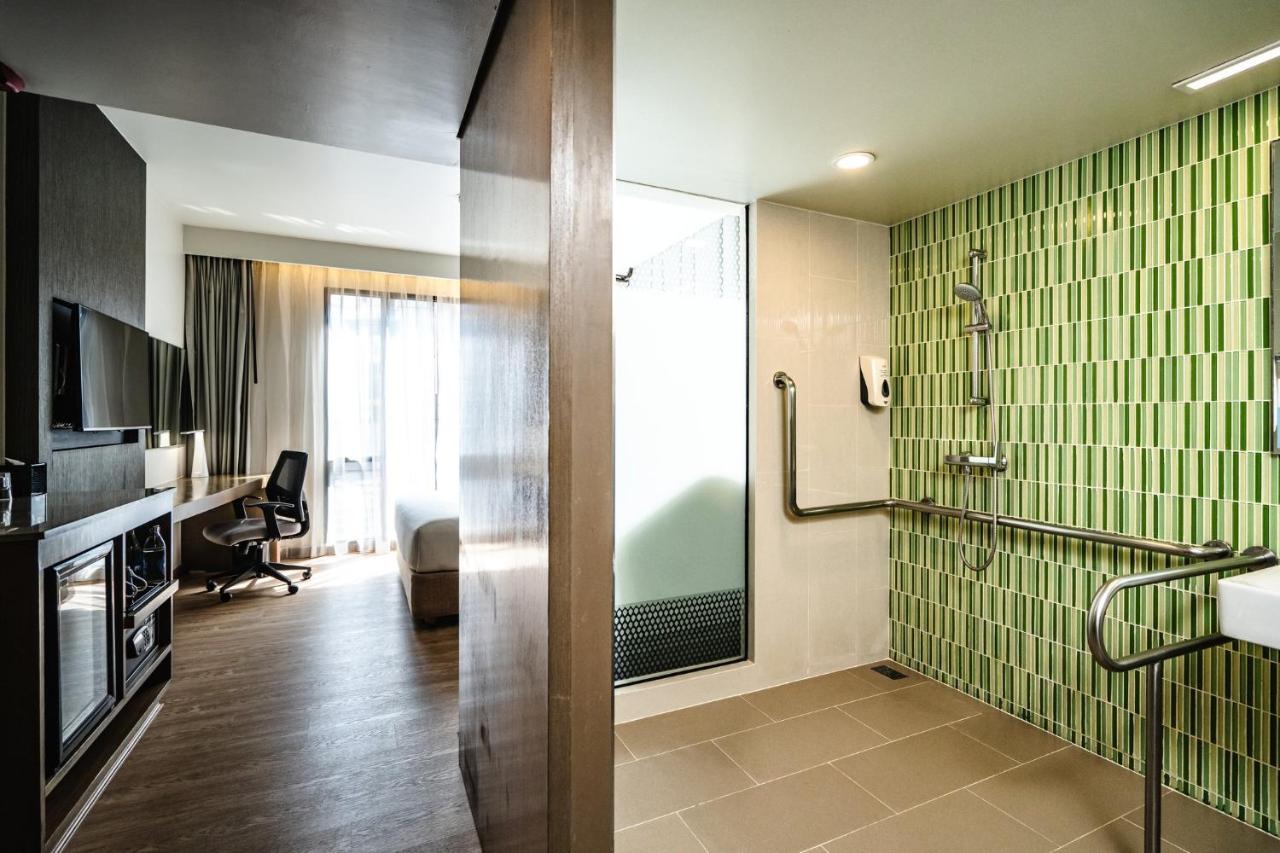 Standard Queen Room Accessible