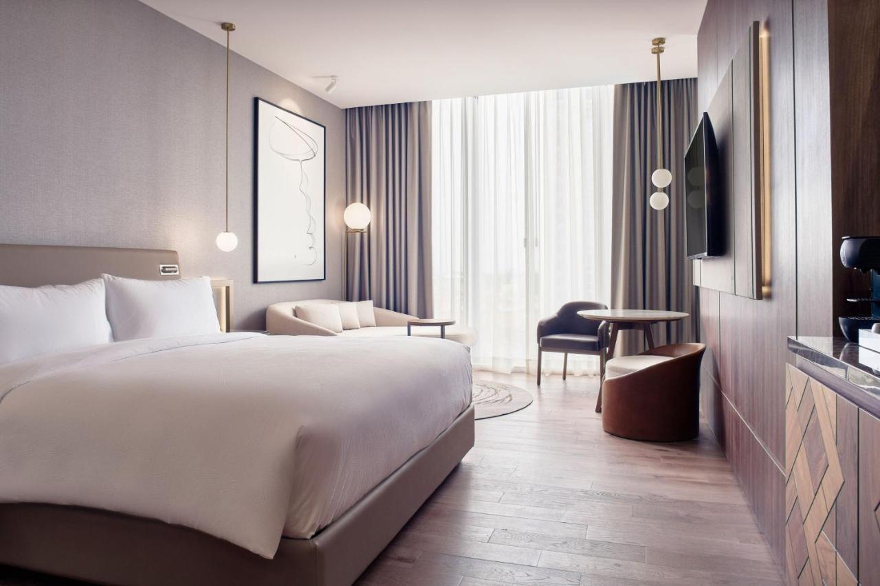 Deluxe Guest Room with 1 King, City view