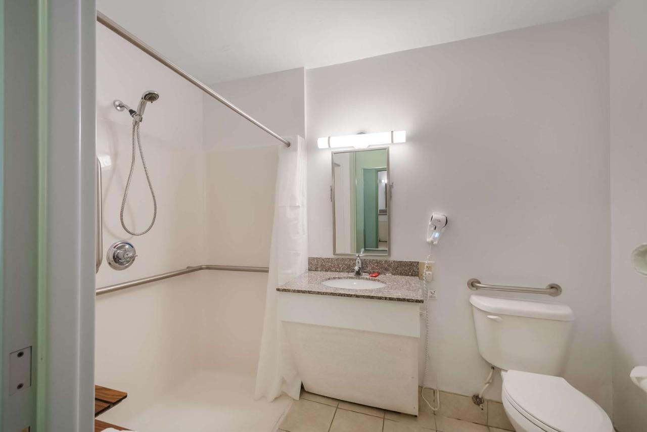 Queen Room with Two Queen Beds and Roll-In Shower - Mobility Access/Communication Assistance/Non-Smoking,1413221366:JPEG